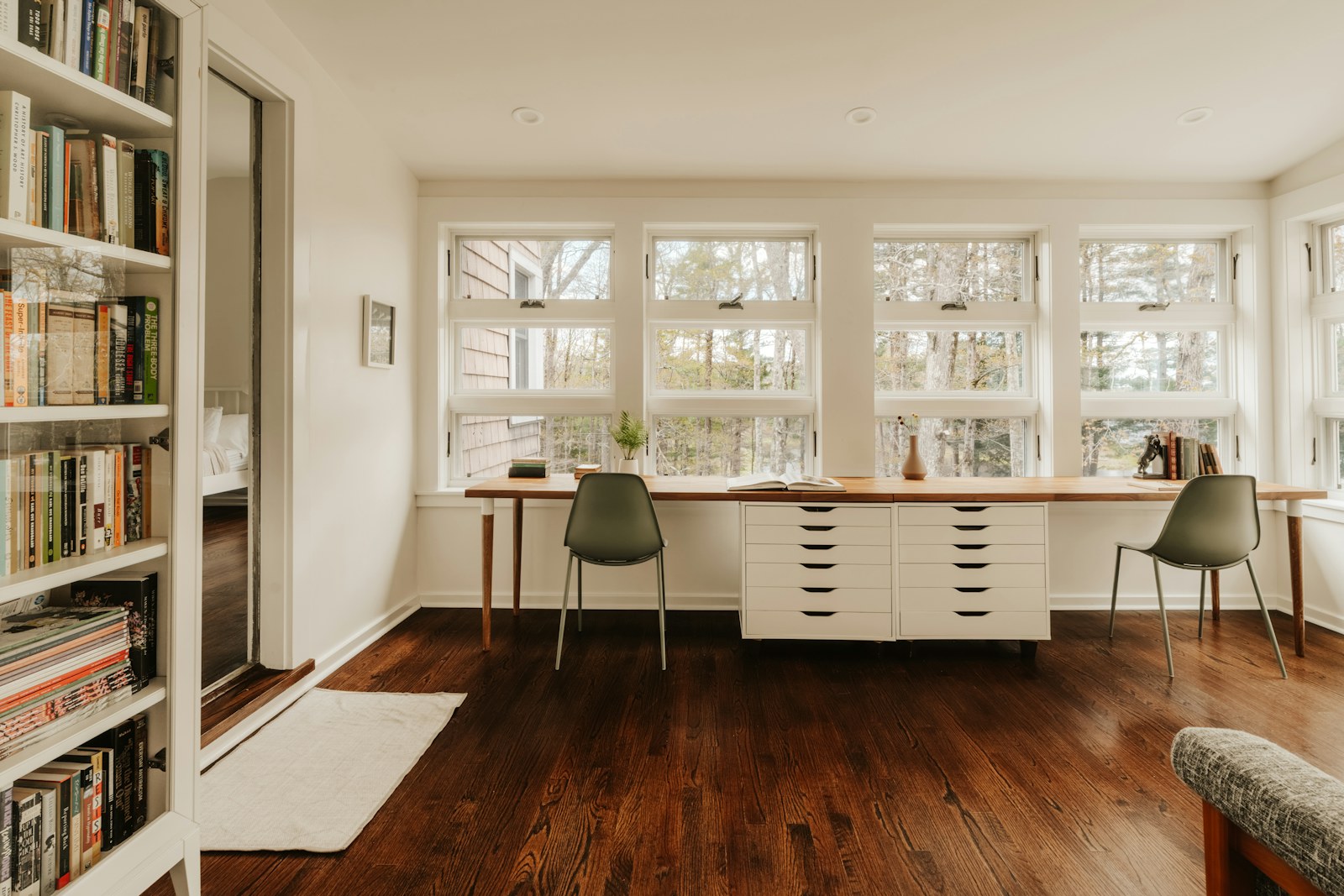 Bureau lumineux aux grandes fenêtres