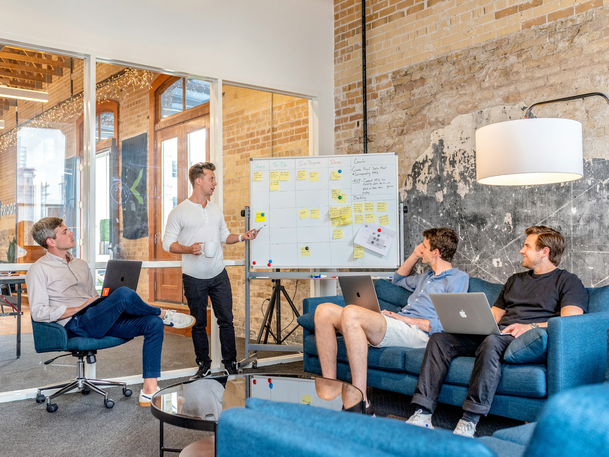 Consultants animant un atelier avec une équipe cliente
